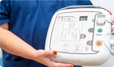 Woman holidng the iPAD SP1 Defibrillator