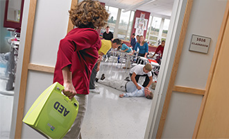 ZOLL_AED_PLUS_LAY_being_used_330_200