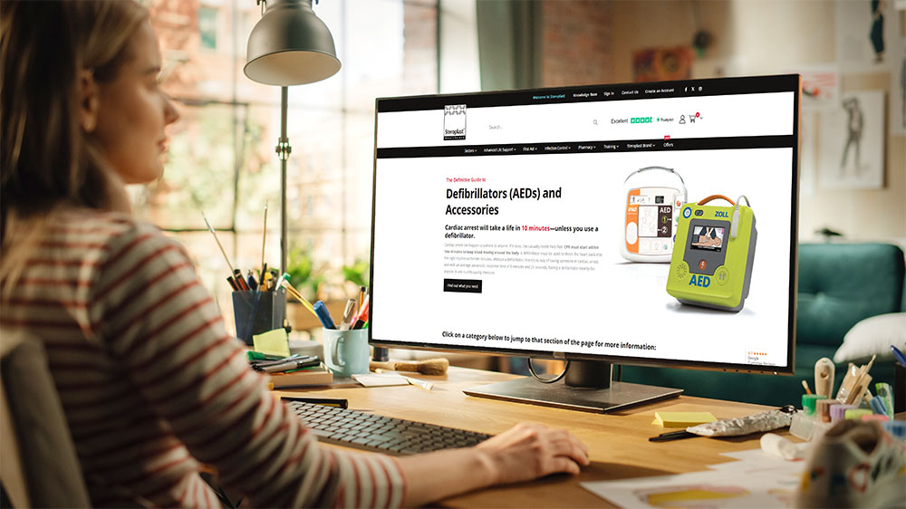woman_on_computer_looking_at_the_defibrillator_guide_page