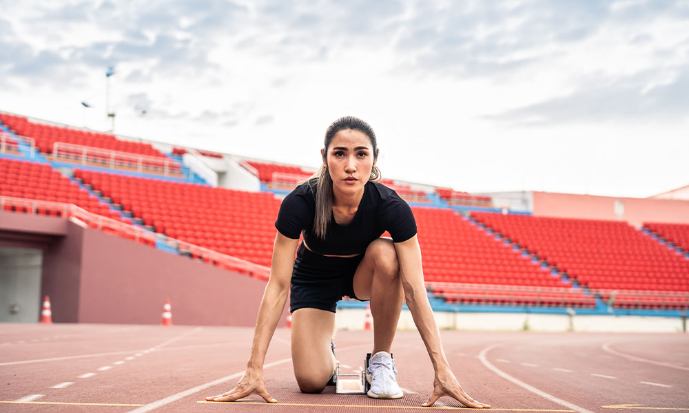 young-sportswoman-sprint-on-a-running-track_1